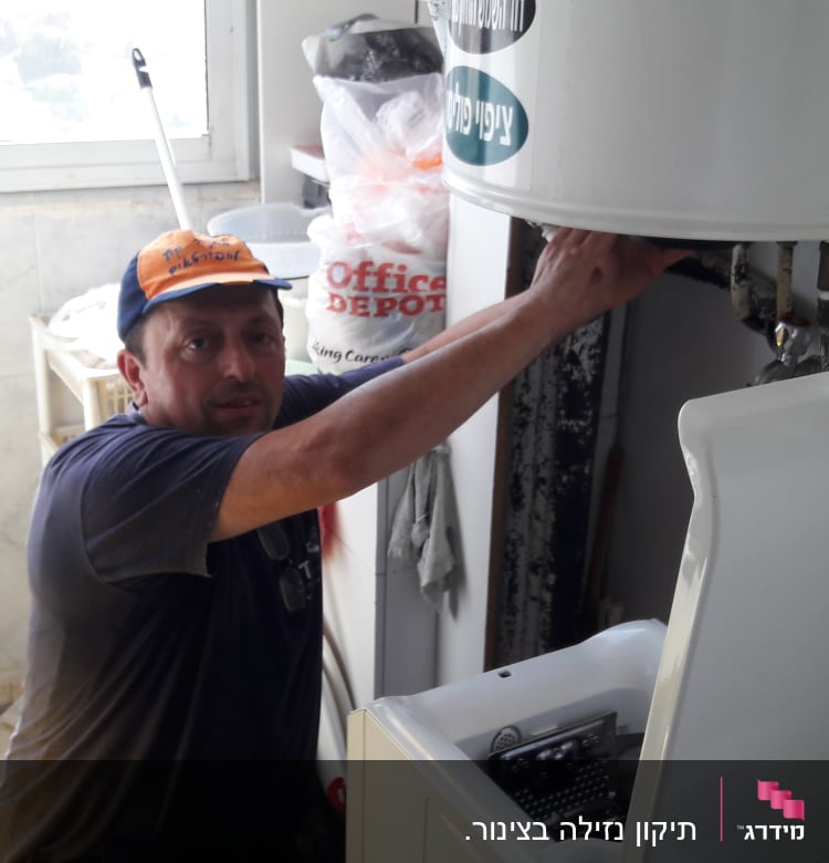 אדם מתקן דוד מים עם כלים